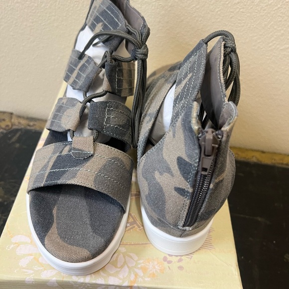 NEW woman’s Very G size 10 camo print sandals. - Picture 4 of 5